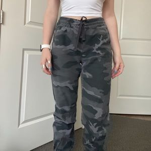 Aritzia Tna Camo Joggers